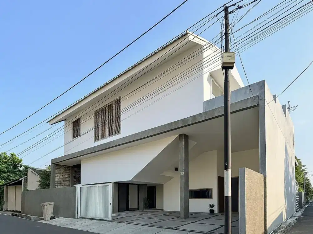 DIJUAL RUMAH JL KAYU, PULOMAS SEMI FURNISHED, POSISI HOEK DESIGNED BY DANNY WICAKSONO