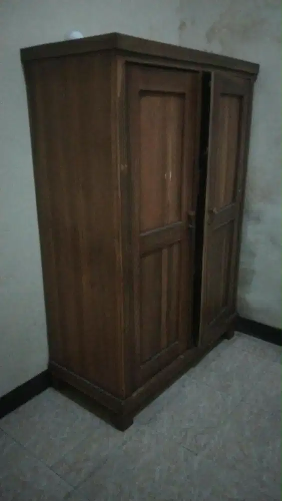 Lemari Kayu Bekas