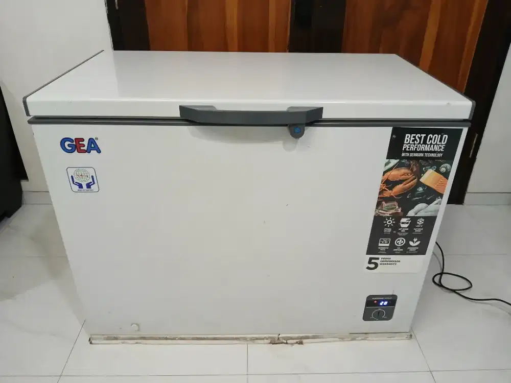 Freezer Box Merk Gea 300 Liter no minus mulus seperti baru garansi