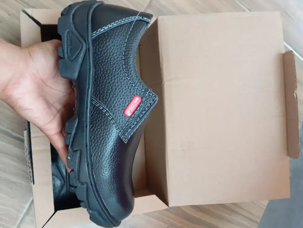 Sepatu safety uk 42