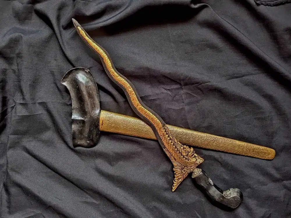 keris pusaka nogo sapto kinatah kamarogan warangka gayaman solo