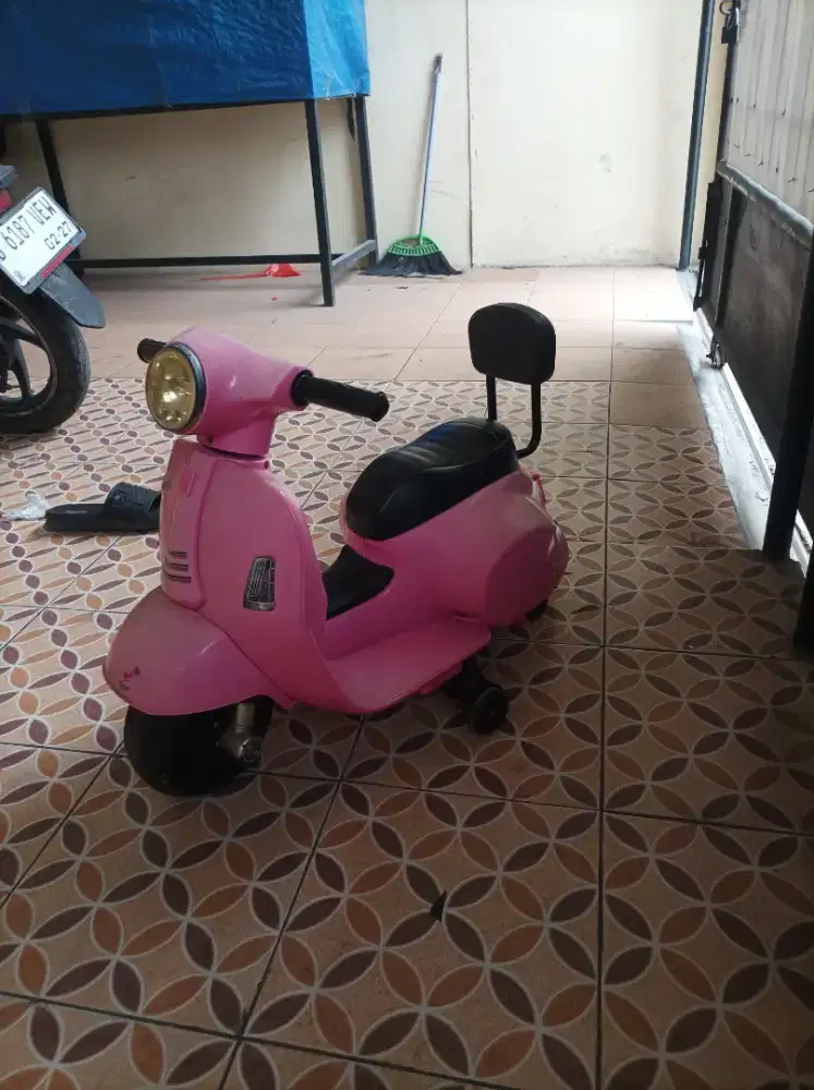 Motor Vespa aki anak