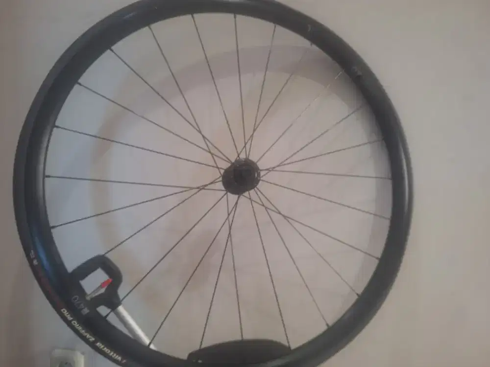 Velg DT Swiss R470 dengan ban vittoria