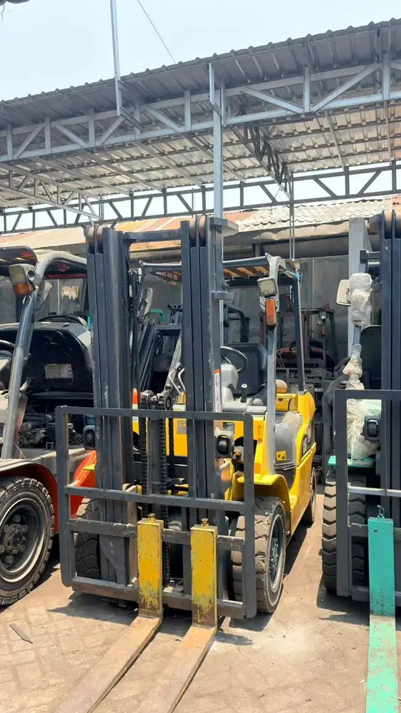 Ready Forklift Bekas Caterpillar 2,5 Ton Mast Trilift Tahun Muda