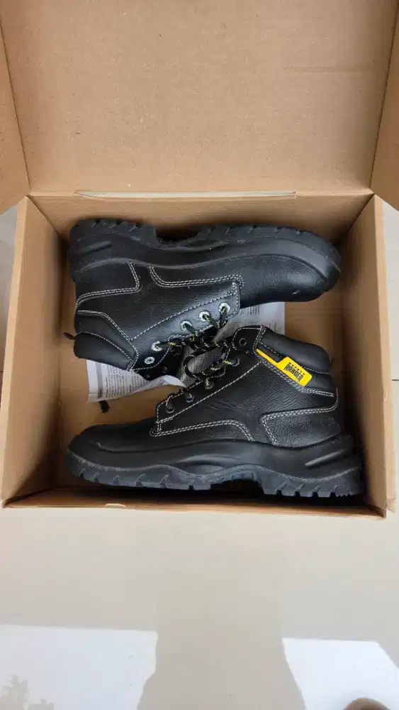 Sepatu Safety Plat Besi