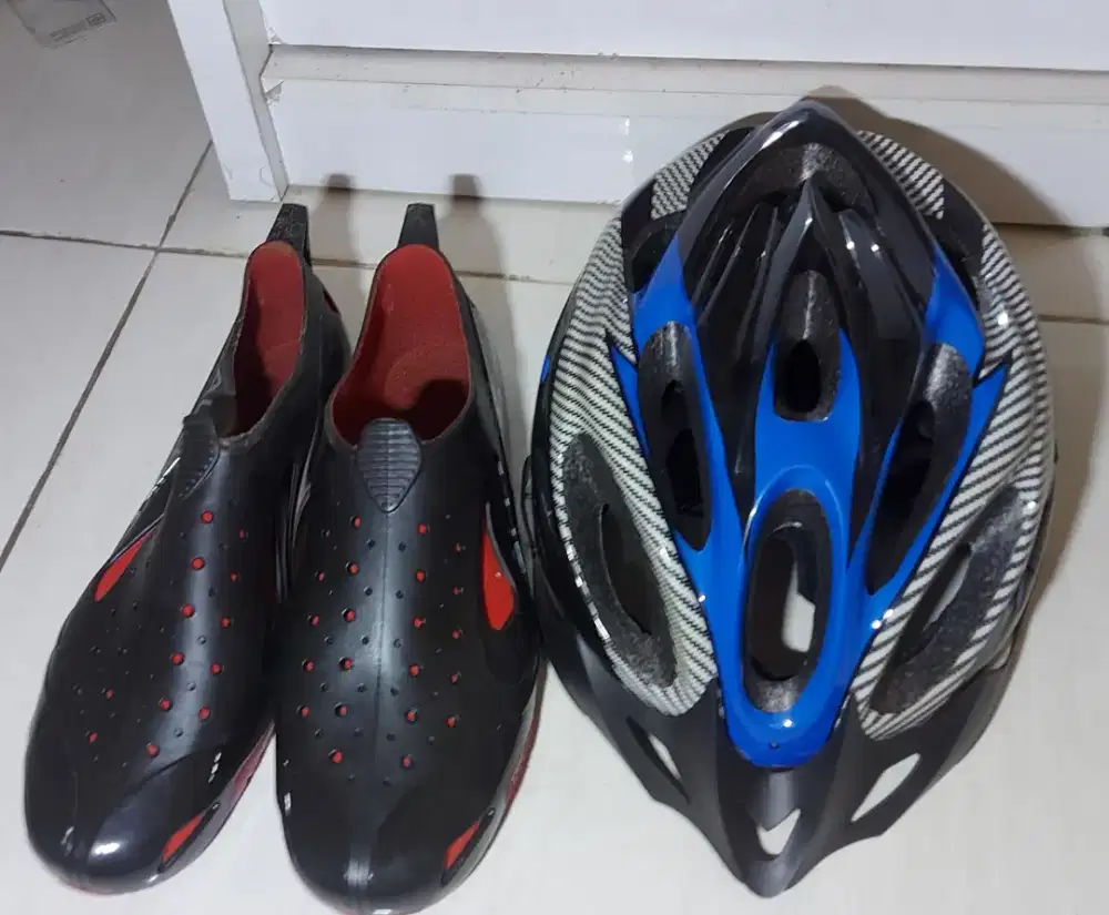 Helm dan sepatu sepeda.sepatu no 43