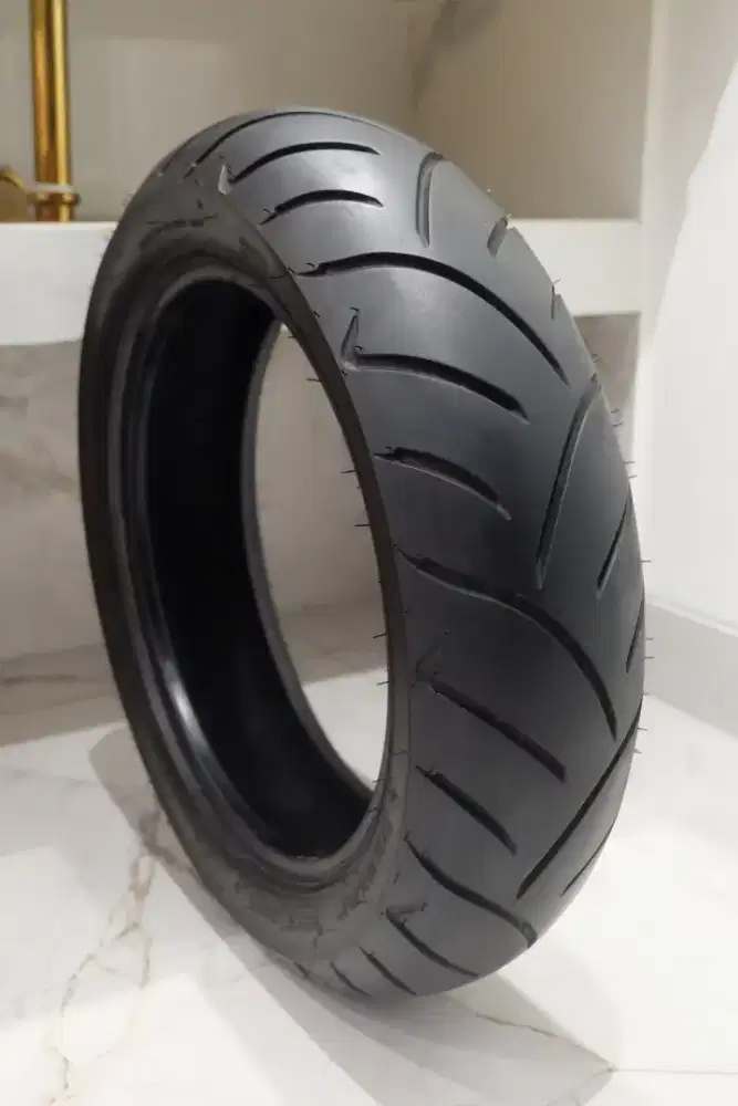 Ban motor Dunlop 140/70/ r14 kondisi 98% Like New