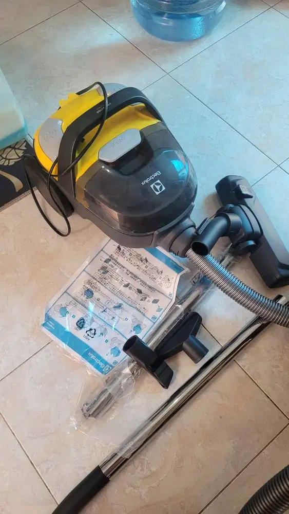Electrolux CompactGo Z1230 Vacuum Cleaner Bagless Canister - Like New