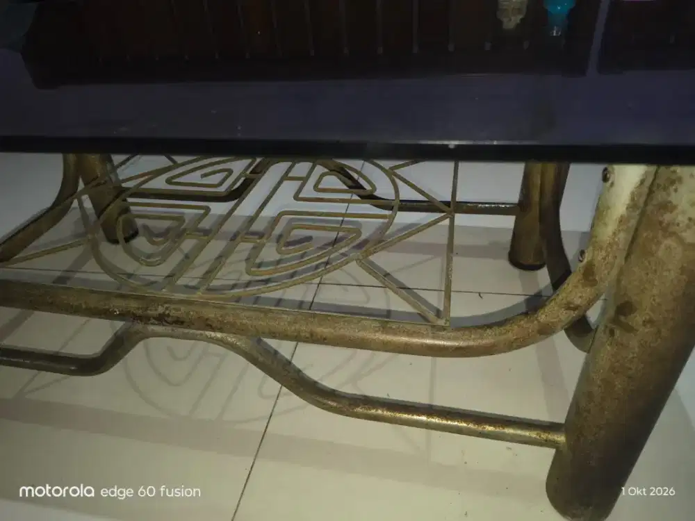 Meja tamu kaca  kaki besi