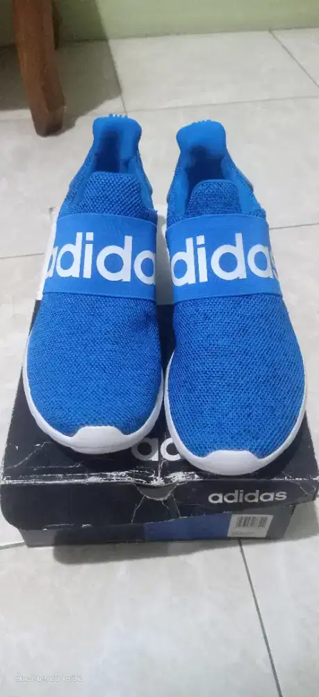 Sepatu bekas jarang di pakai