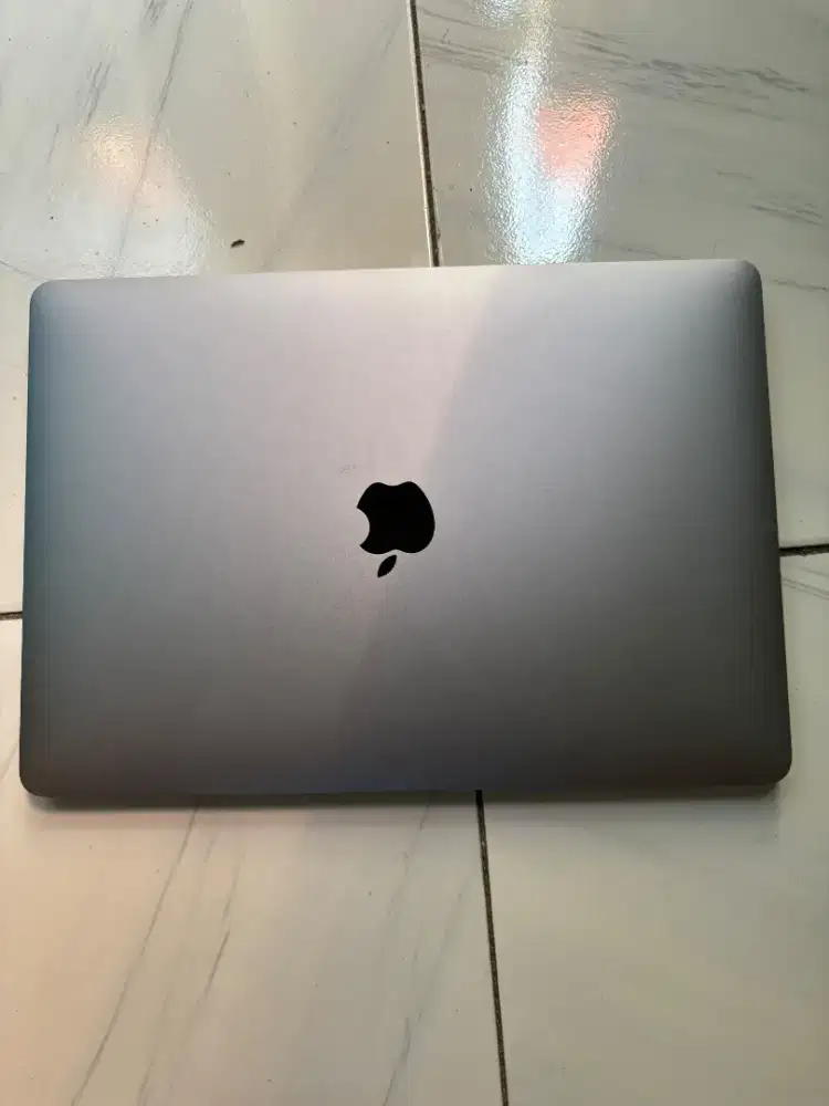 Macbook pro M2 13 8/256 lengkap resmi beli dari baru
