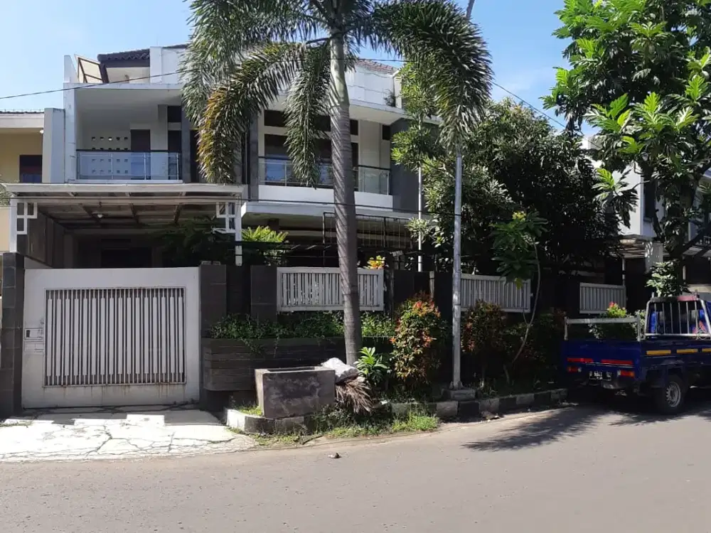 Hunian mewah dengan ruang yang luas, lokasi strategis, Cocok untuk keluarga besar maupun investasi. Lokasi di Area Turangga Lengkong Buahbatu Bandung