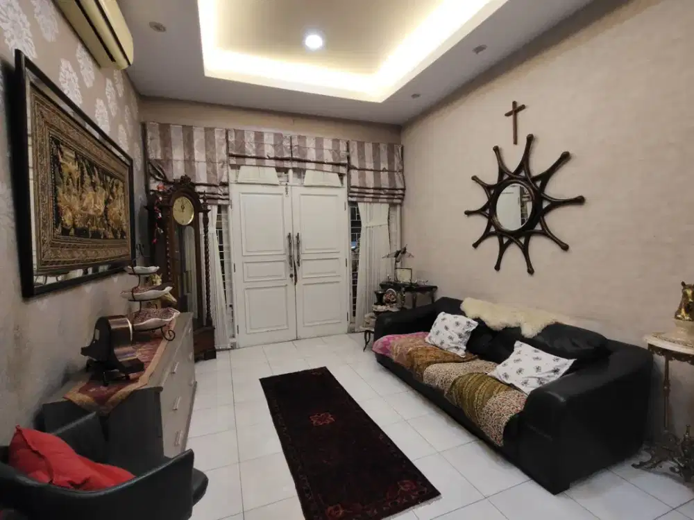 Dijual Cepat Rumah Luas 200 M2 di Meruya Selatan Jakarta Barat