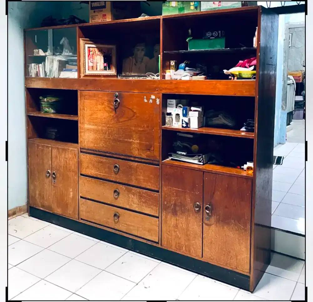 lemari bufet kayu jati vintage dg banyak kompartemen penyimpanan