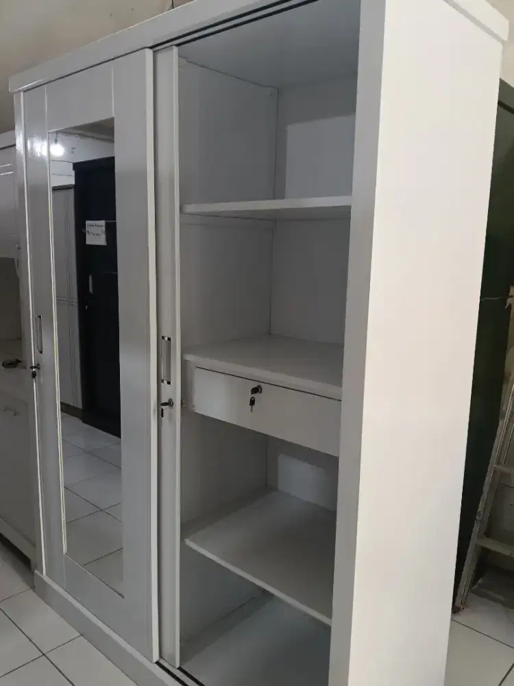 Sale! Lemari jumbo putih uk 150x56x200