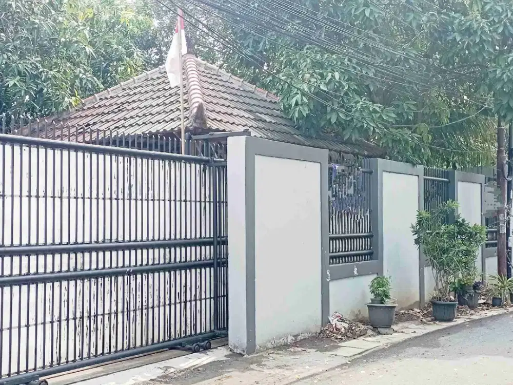 Ruamah Pinggir Jalan Dekat Stasiun Pondok Ranji