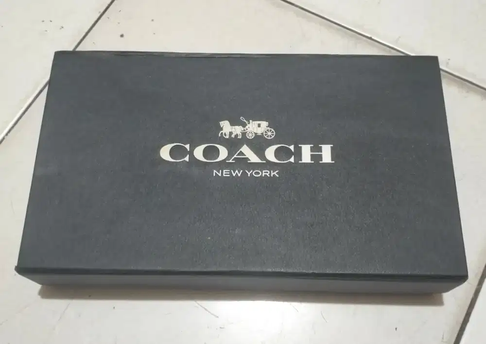 Box dus dompet genggam clutch wanita merk COACH original.