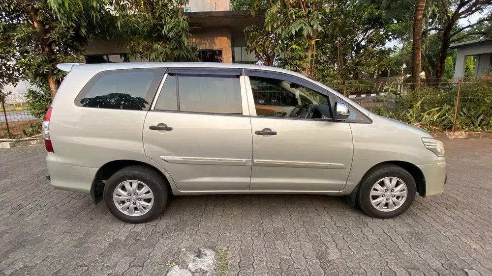 TOYOTA KIJANG INNOVA E. MT 2000CC TAHUN 2013 (negotiable)