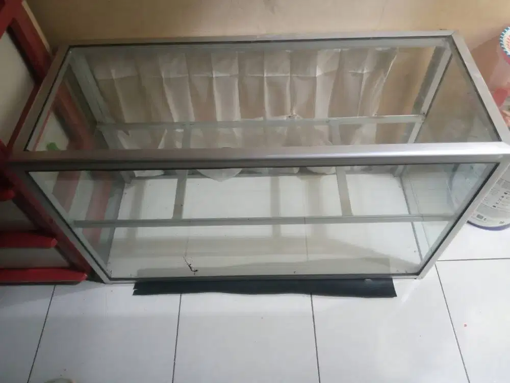 Etalase kaca/ lemari kaca
