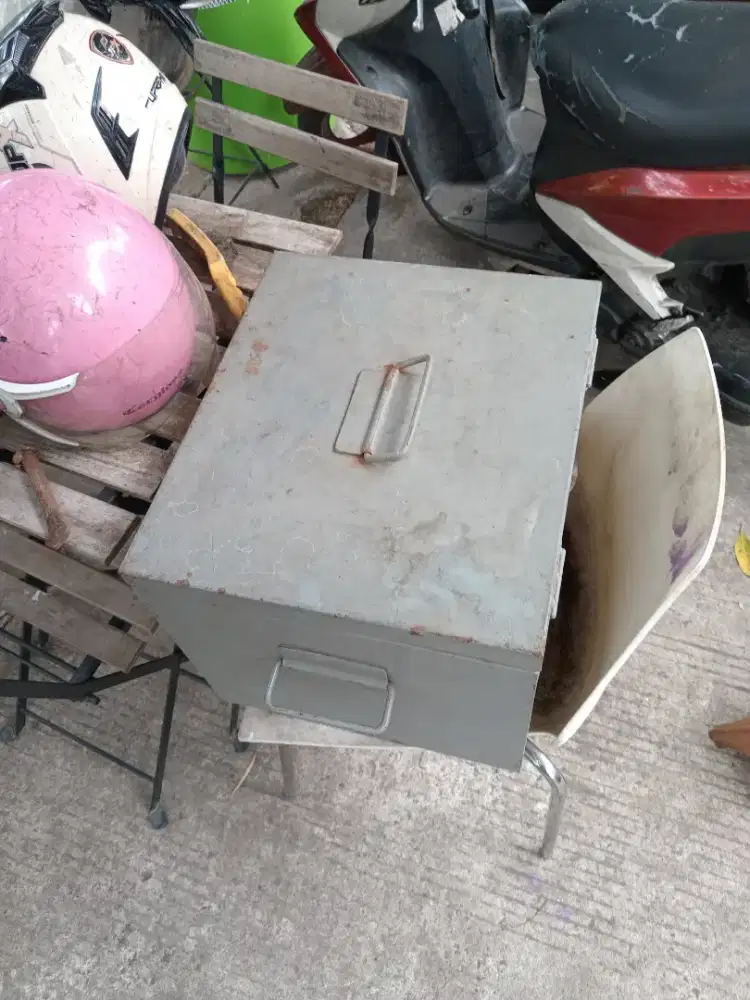 Kotak besi buat alat kerja