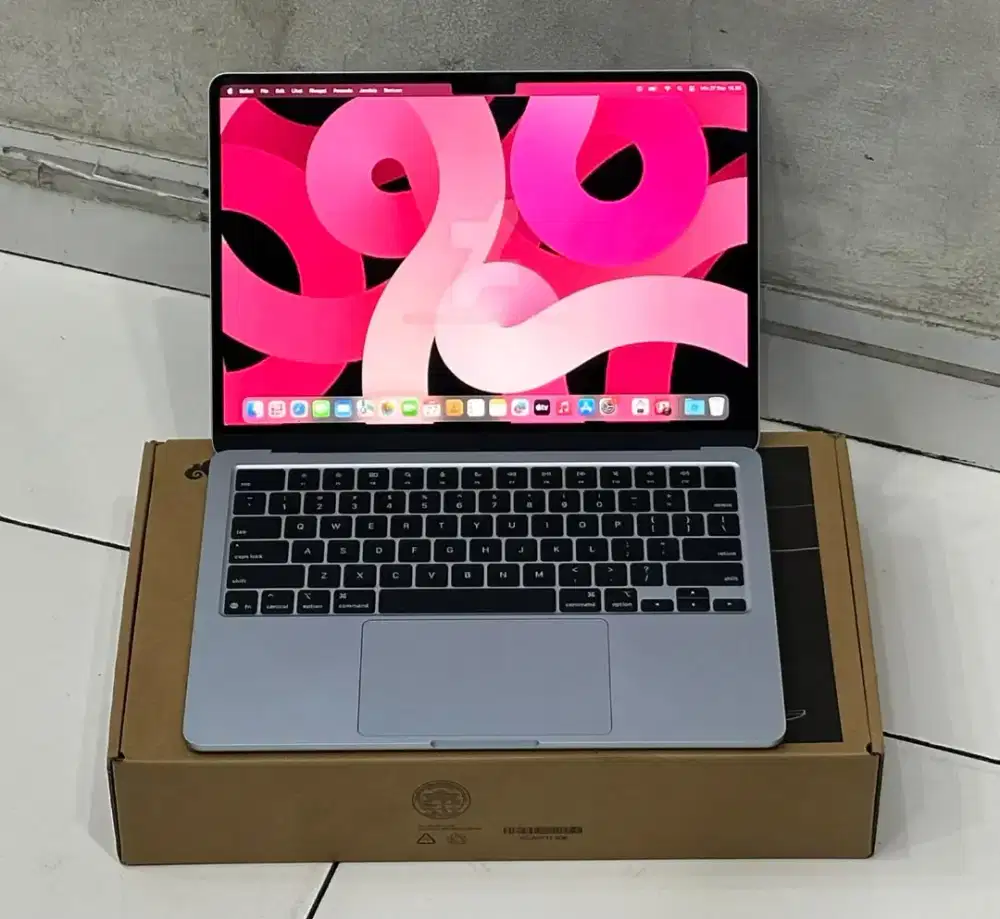 di jual macbook air m4. cocok untuk pemakaian sekola dan kantoran