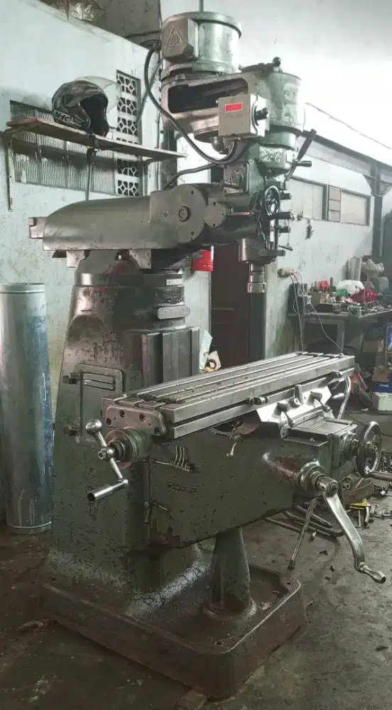 Mesin Milling Bor Frais Bubut