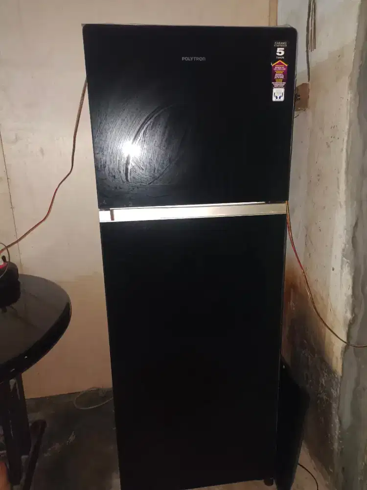 Dijual kulkas 2 pintu merek Polytron