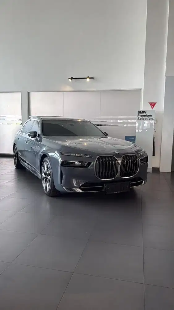 BMW i7 xDrive60 Gran Lusso Nik 2024 STNK Langsung Nama