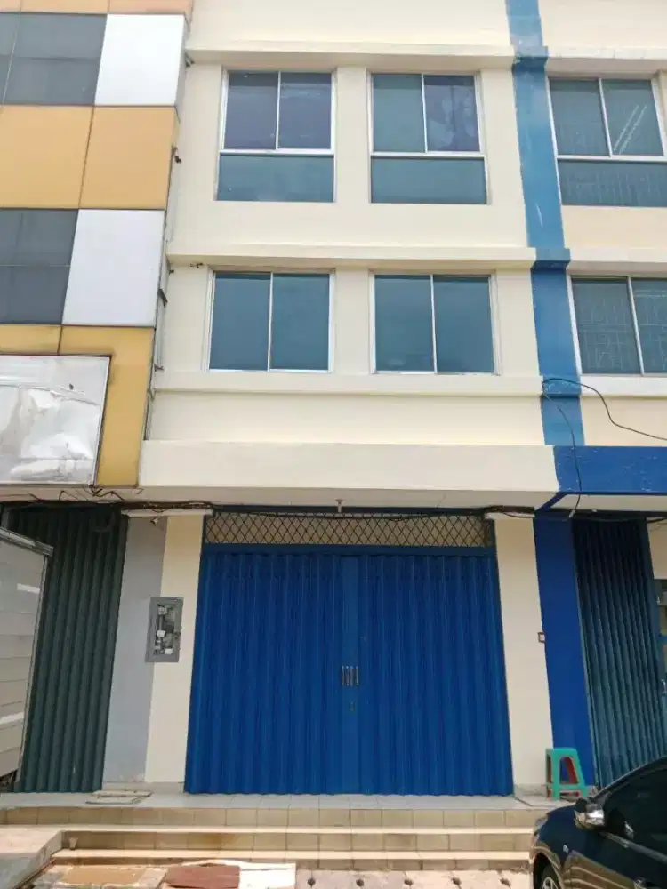 Disewakan per tahun, Ruko 3 lantai Ruko Mega Grosir Cempaka Mas M1/3