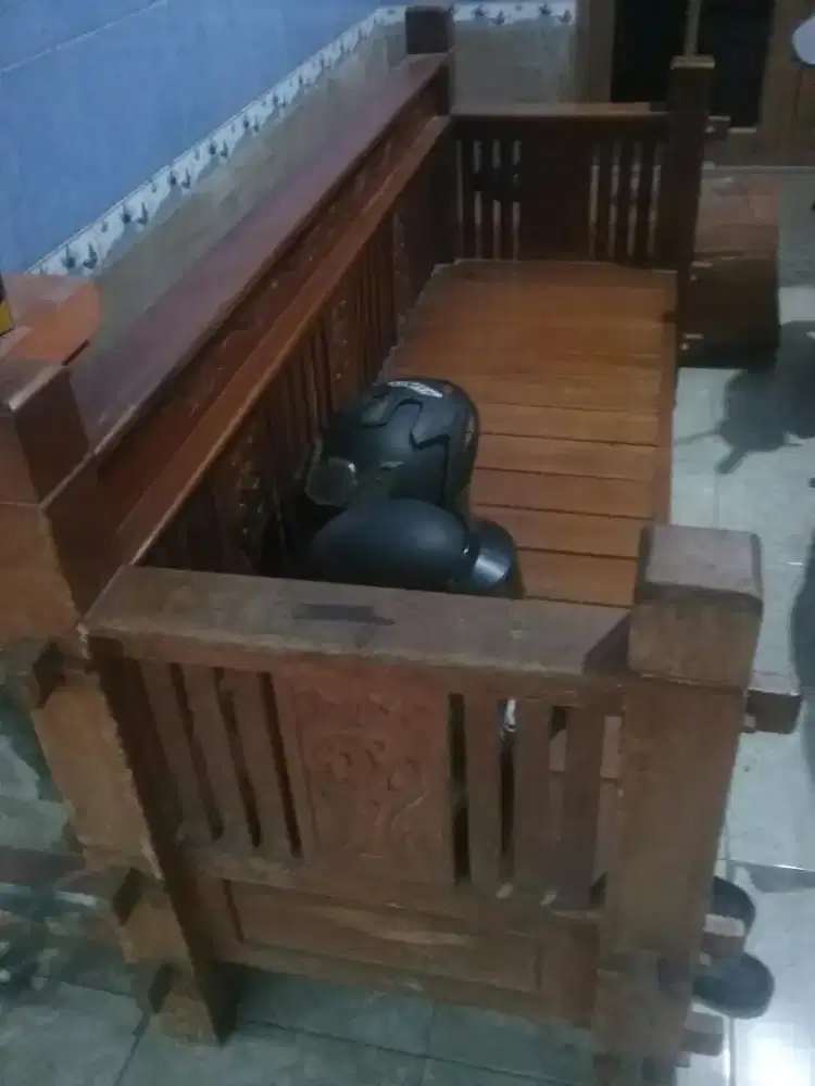 Meja dan kursi tamu
