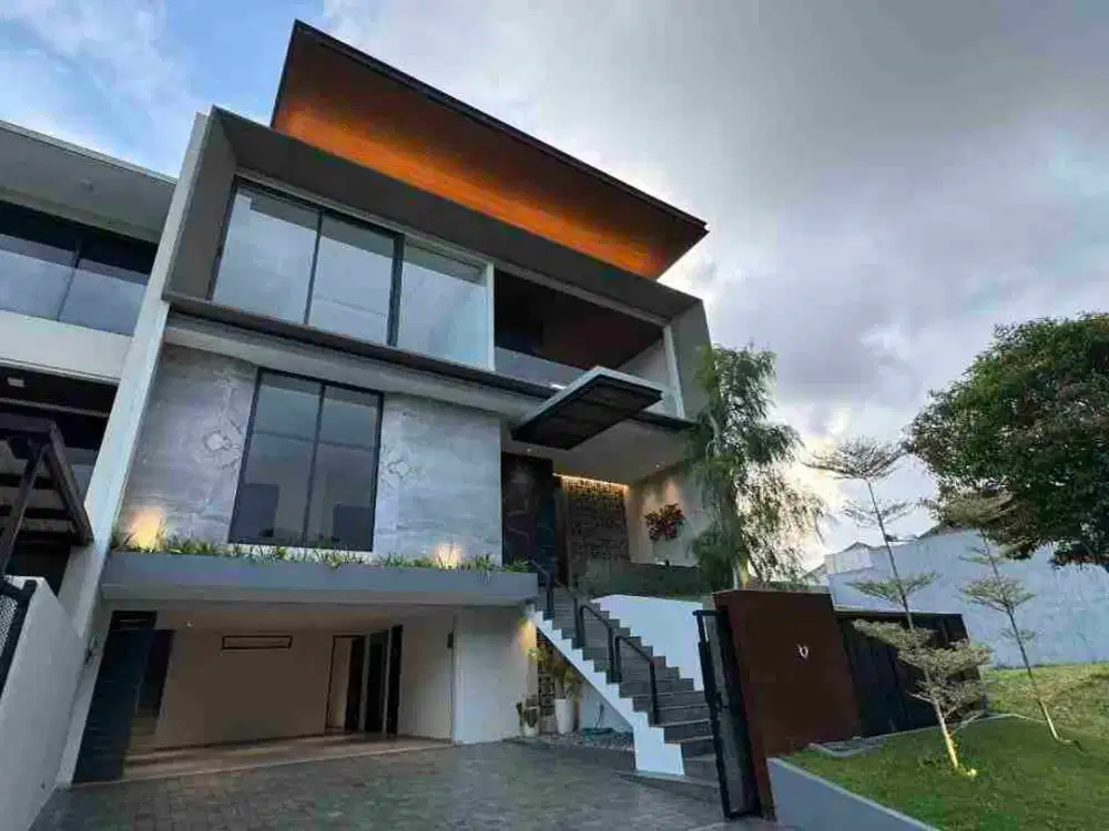 RUMAH MEWAH CITRALAND DEKAT GRAHA FAMILY PAKUWON MALL SURABAYA