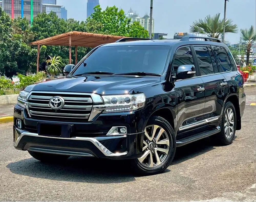 TOYOTA LAND CRUISER VX-R200 4X4 AT TAHUN 2017