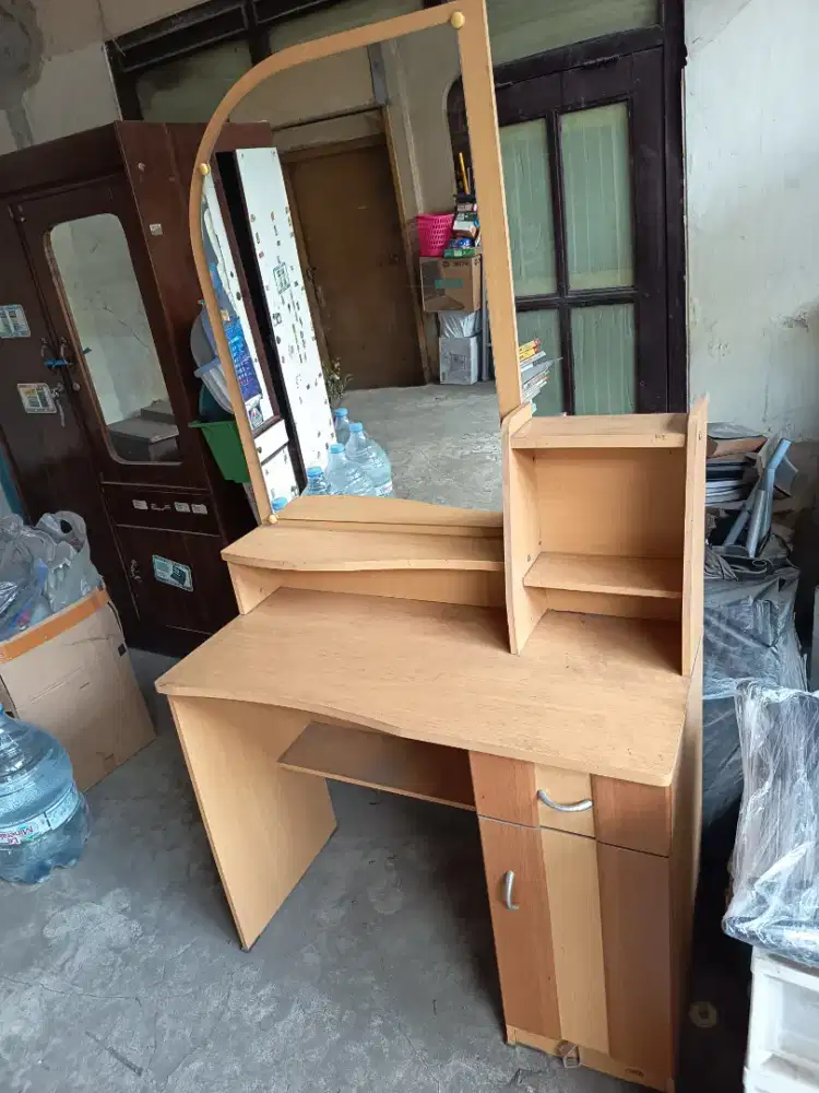Meja Rias warna coklat