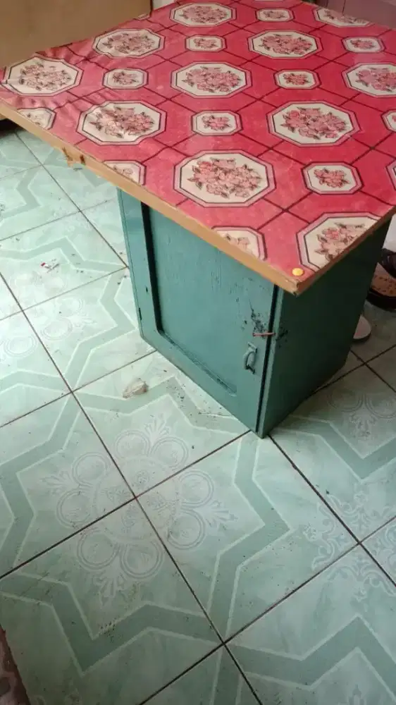 Meja gratis silakan bagi yang mau mungkin bisa diambil langsung