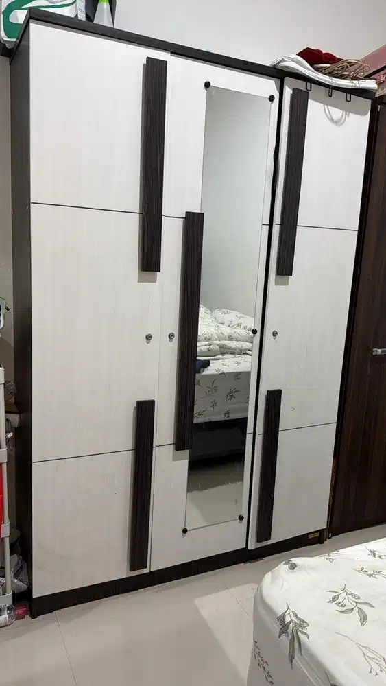 Lemari baju 3 pintu