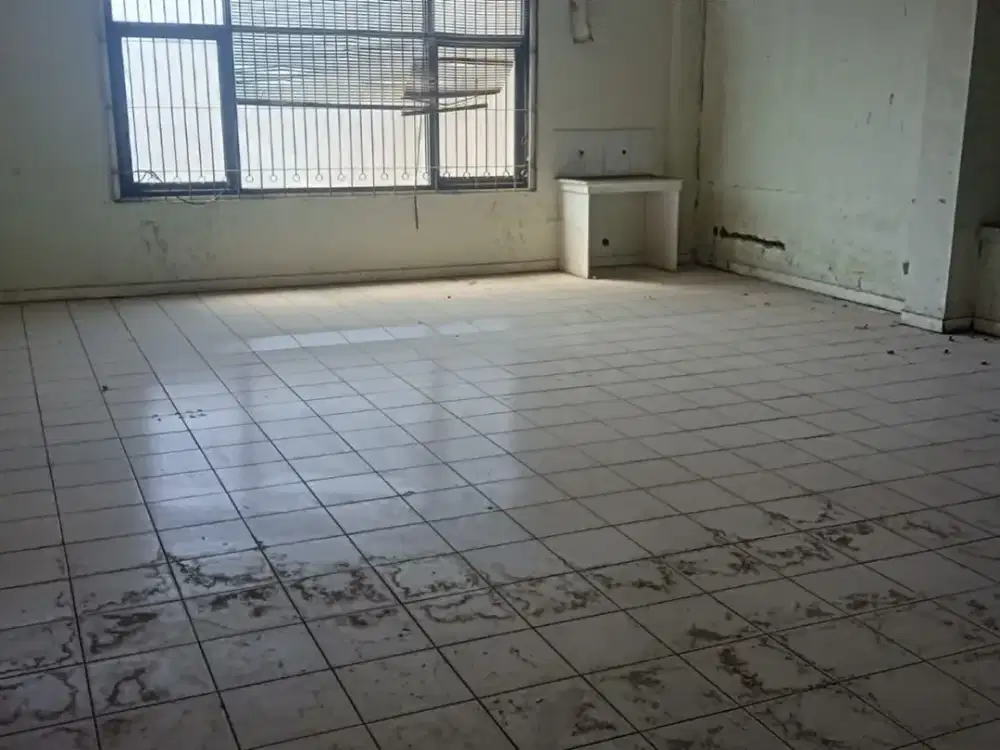 Bangunan ex showroom strategis di pinggir jalan Dr. Setiabudi - Bandung Jawa Barat