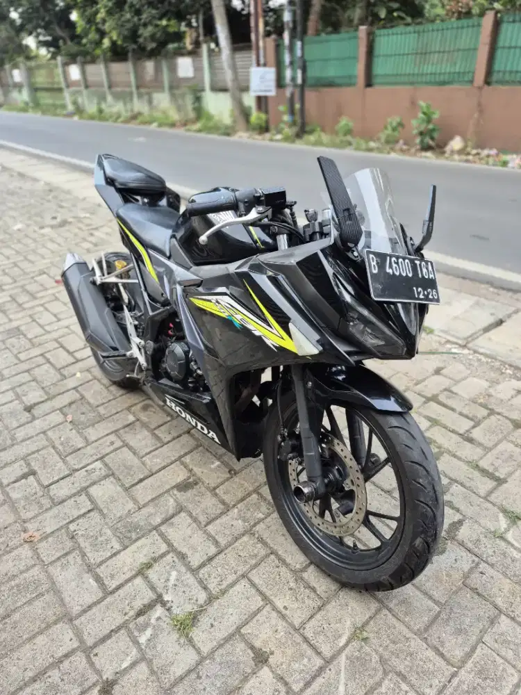Dijual Honda CBR 150R Facelift tahun 2016 surat lengkap