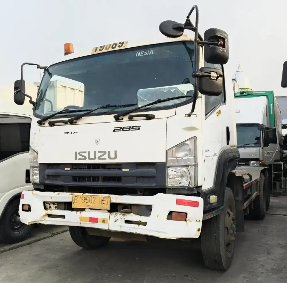 Isuzu Giga tronton 6x4 FVZ Tracktor Head 2011 tractor kepala trailer