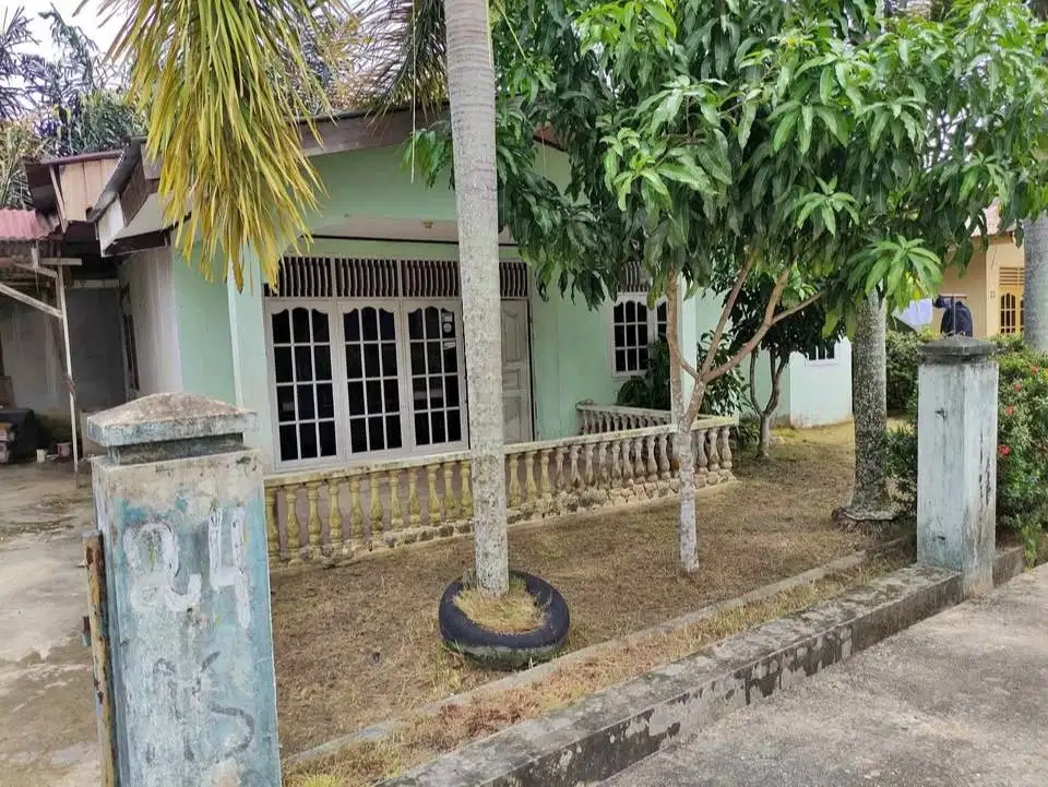 Rumah besar dan tanah luas dijual murah di Jl. Pramuka, Rumbai.