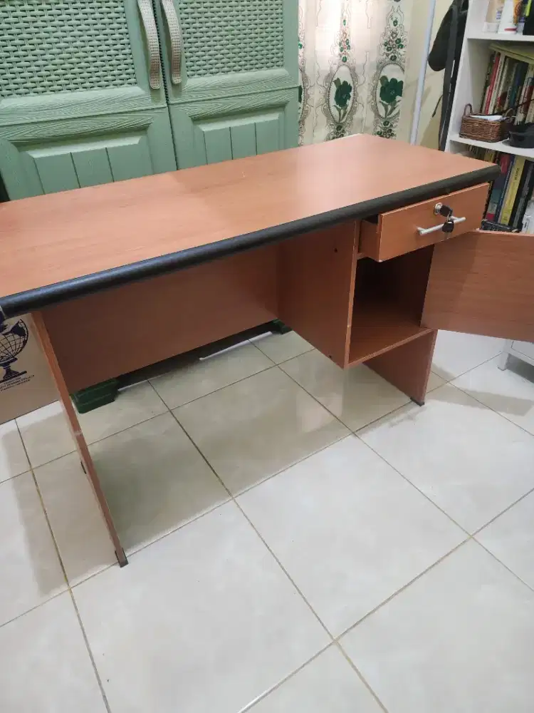 Meja Kantor Masih Bagus