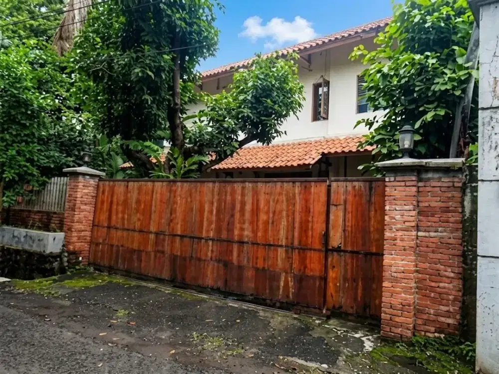 Harga Bawah Pasar Rumah Luas dengan Swimming Pool SHM di Pesanggrahan Kebayoran Lama Jakarta Selatan