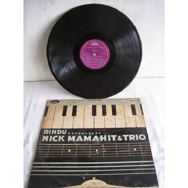 Vintage piringan hitam gramophone RINDU - NICK MAMAHIT & TRIO