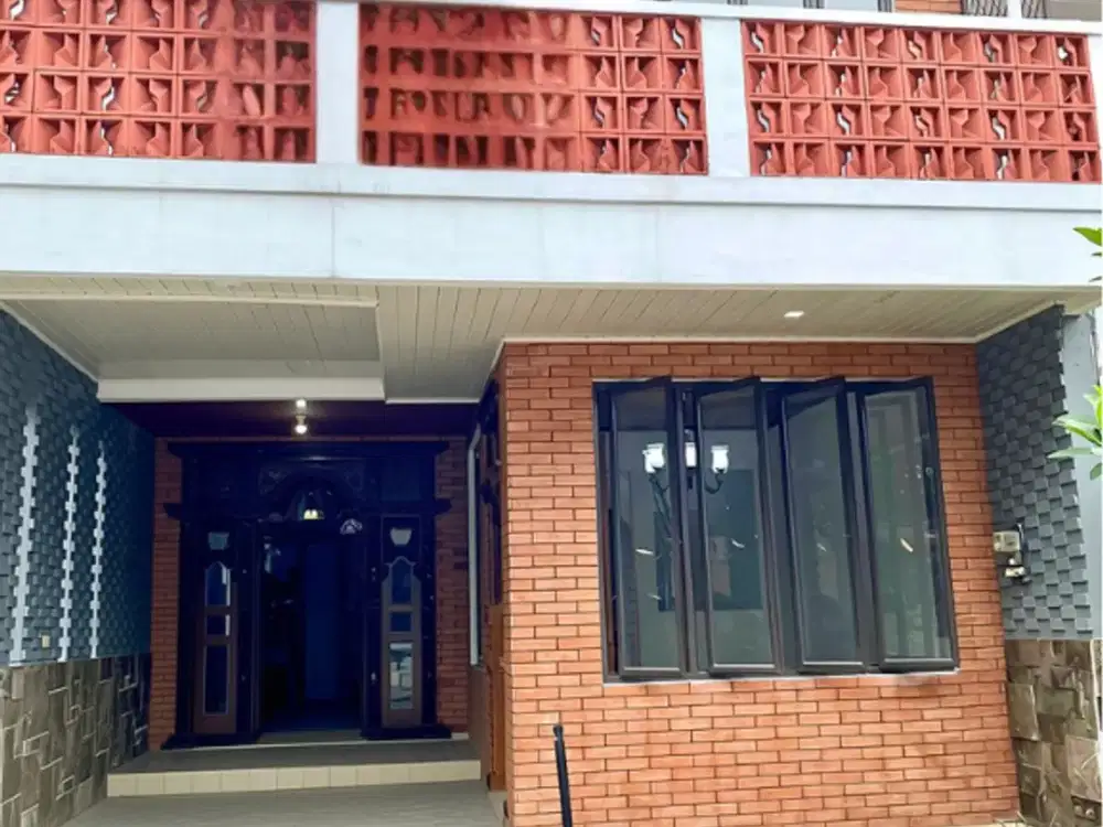 Dijual Rumah 2.5 Lantai Terawat Siap Huni SHM di Legenda Wisata Cibubur