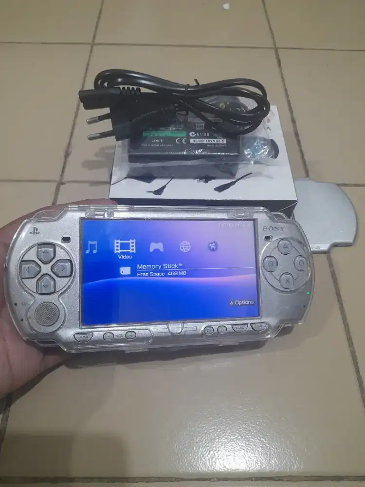 Psp slim seri 2000 Warna Silver Cantik Memory game 8gb plus Soft Case