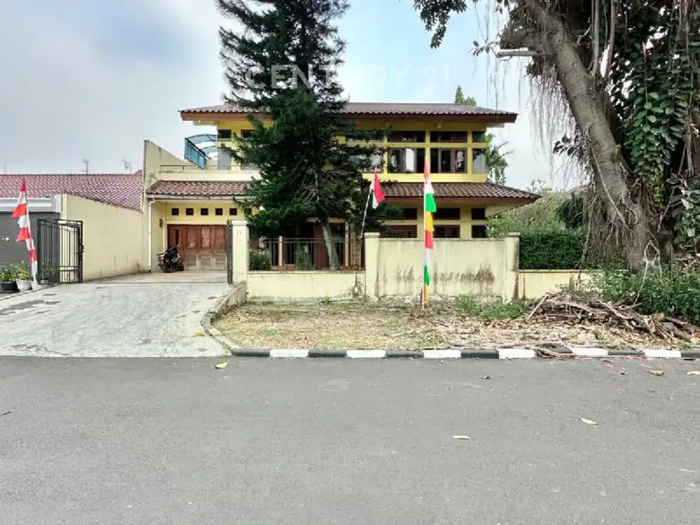 Rumah Strategis Dengan Lahan Luas Di Villa Cinere Mas