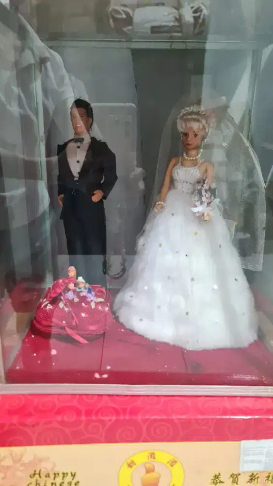 Pajangan sepasang barbie dalam kaca