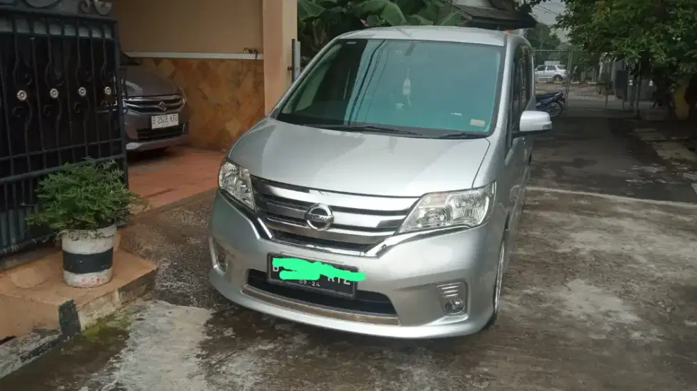 DIJUAL nissan serena