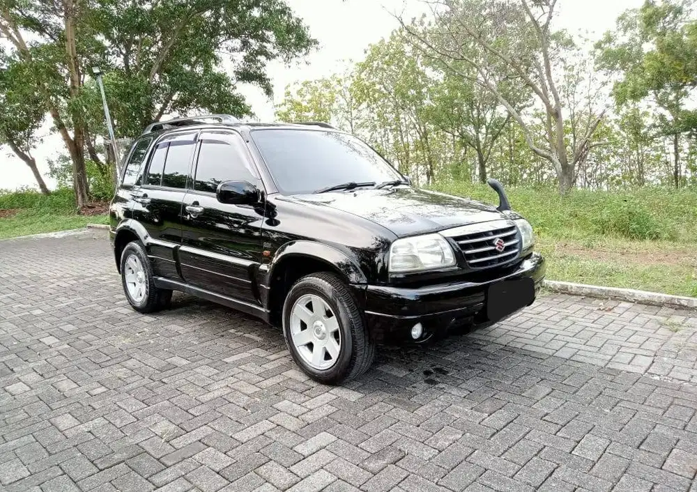 SUZUKI ESCUDO 2.0 MANUAL TAHUN 2002 WARNA HITAM
