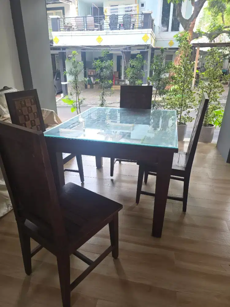 Meja Makan minimalis