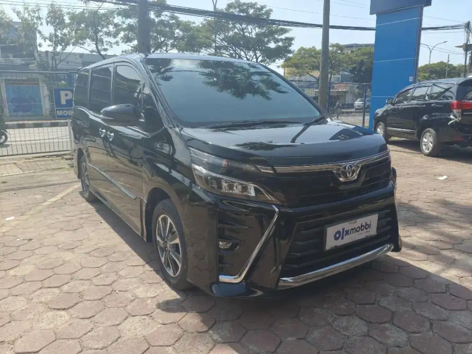 DP MURAH Toyota Voxy 2.0 Bensin-AT 2019 Hitam CUKVB
